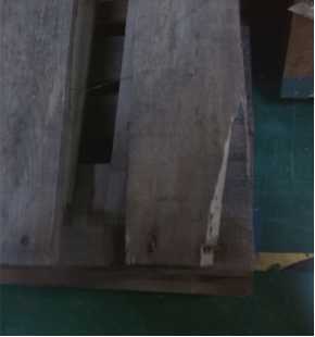 棧板已經(jīng)破裂.jpg
